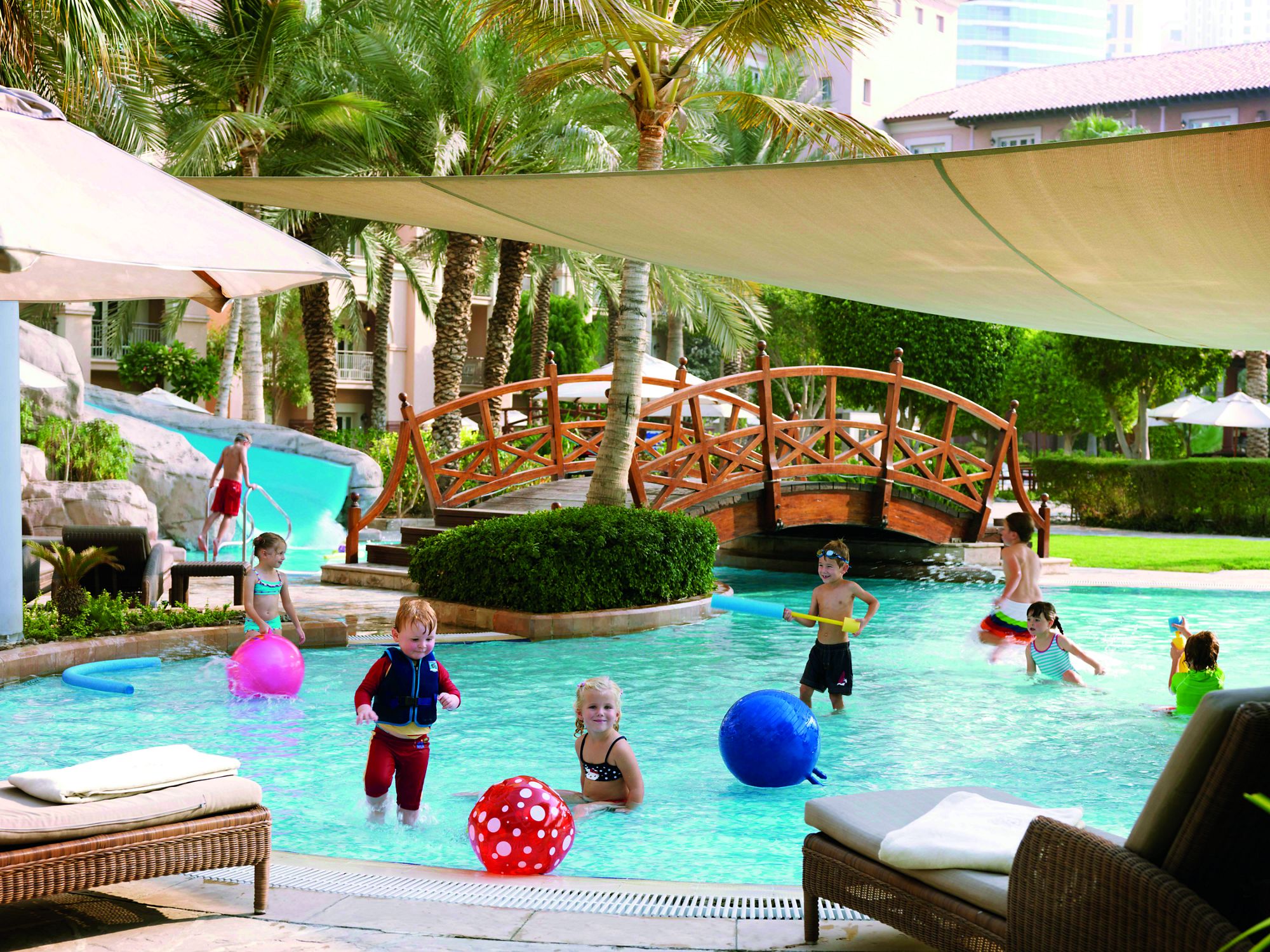 Отели с горками для детей. Отель Ритц Карлтон Дубай. Ritz Carlton Dubai бассейн. Детские бассейны в отелях. Отель для детей.